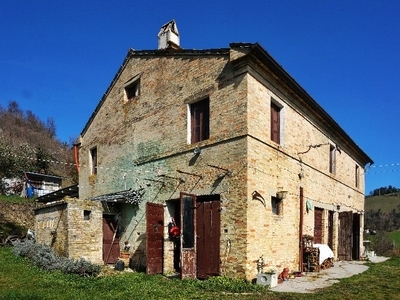 Casa di campagna a Petritoli, molto ben conservata, con 2 ettari di terreno