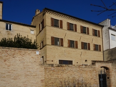 Caratteristico palazzo nel centro storico di Montegranaro. Restaurato con gusto.
