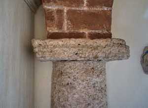 Travertinsäulen tragen das Kreuzgewölbe