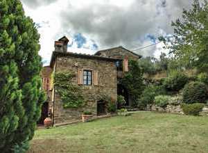 Landhaus mit Steinmauern