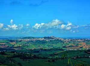 Affacciato sul capoluogo di provincia di Fermo
