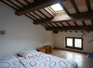Camera da letto con travi in legno