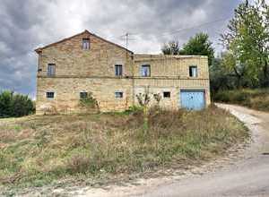  vecchia casa colonica con un grande terrazzo