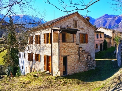 Restauriertes Haus in kleinen Borgo bei Sarnano