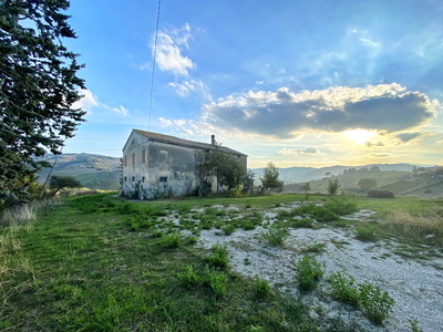 Casolare und Nebengebäude mit 11 ha Land