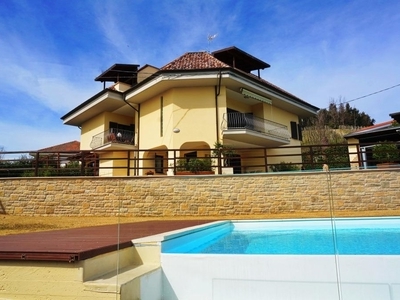 Casa con vista mozzafiato di ogni finestra con piscina eccezionale