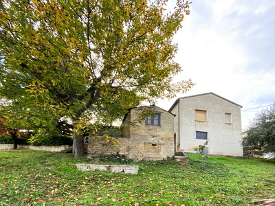 House with large garden near Offida