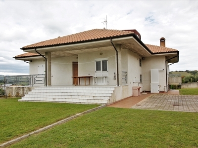 Country house near Castorano with marvellous mountain views