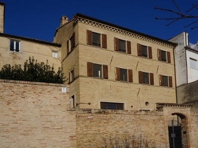 Charakteristischer und liebevoll restaurierter Palazzo im historischen Zentrum von Montegranaro