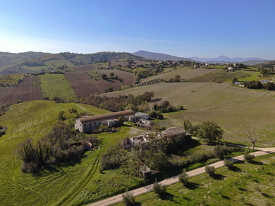 Farmhouse with large barn - endless possibilities