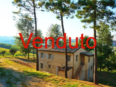 Fantastic country house lovingly restored and furnished, beautiful location between mountains and se
