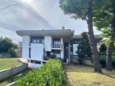 Modern house on 4 levels with garden