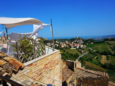 Splendida residenza con vista sulla fortezza di Acquaviva e verso il mare.