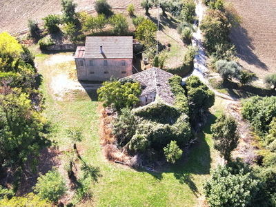 2 case di campagna in un paesaggio fantastico