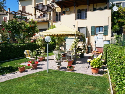 Wunderschöne Wohnung mit Garten und Bergblick