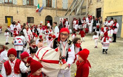 Karneval in den Marken: Farbenfrohe Paraden und althergebrachte Bräuche